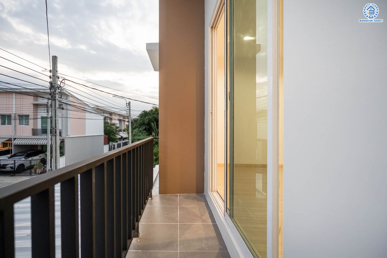 บ้านมือสองตกแต่งใหม่ โครงการ พลีโน่ รัตนาธิเบศร์-ชัยพฤกษ์ คุณภาพแบรนด์ AP ทาวน์เฮ้าส์หลังมุม เนื้อที่ 40.8 ตร.ว. ฟังก์ชัน 3 ห้องนอน 2 ห้องน้ำ 2 ที่จอดรถ ติดถนนเมน พร้อมเข้าอยู่ เชื่อมต่อหลายเส้นทาง ใกล้รถไฟฟ้าสายสีม่วง "สถานีบางพลู" และเซ็นทรัลเวสต์เกต